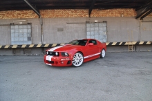 Красный Ford Mustang у зоны разгрузки